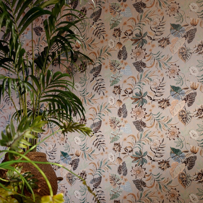 Fliese Sant Agostino Sable in der Farbe Jardin 4 verlegt hinter einer Pflanze