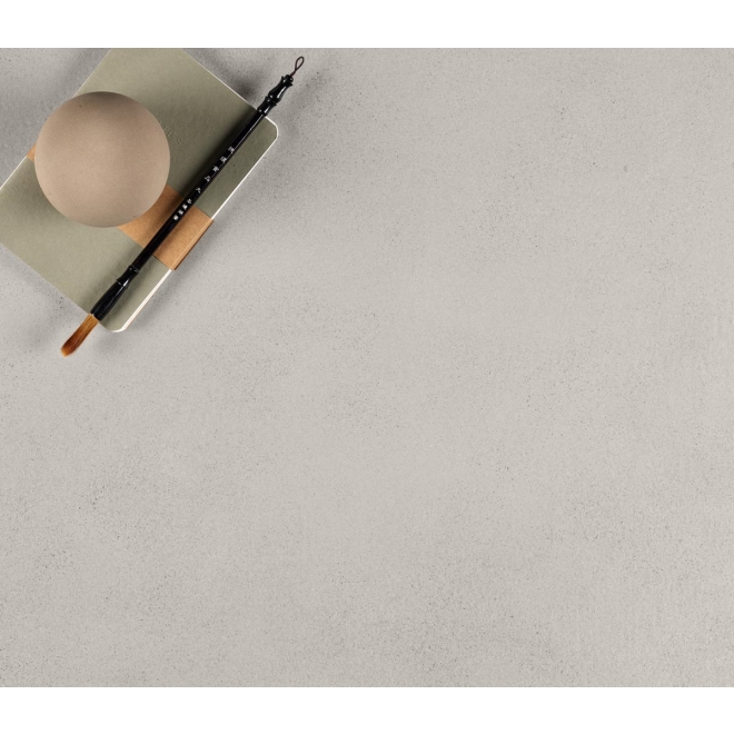 Fliese Sant Agostino Sable in der Farbe Pearl verlegt unter einem Notizblock