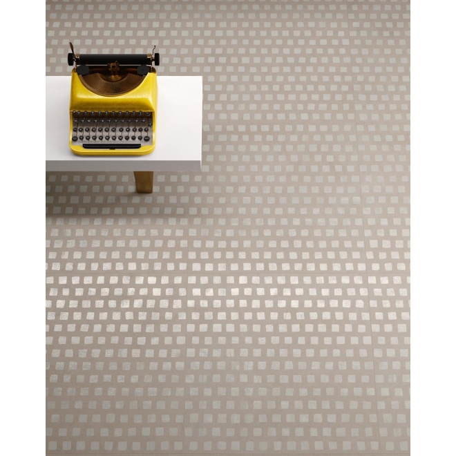 Fliese Sant Agostino Set in der Farbe Gem Pearl verlegt unter einer Bank mit einer Schreibmaschine