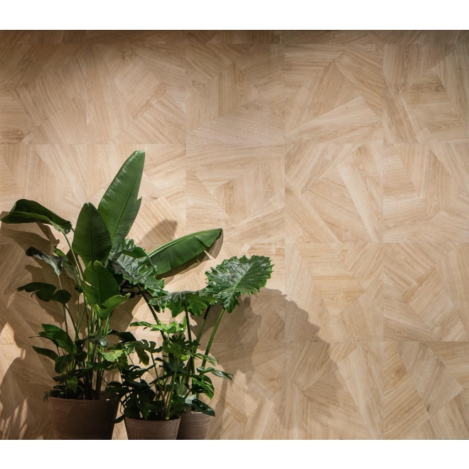 Fliese Sant Agostino Set in der Farbe Metrowood verlegt hinter Pflanzen