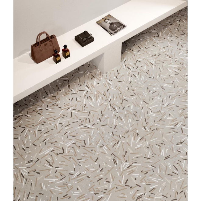 Decor Sant Agostino Silkystone in der Farbe Greige verlegt unter einer Bank