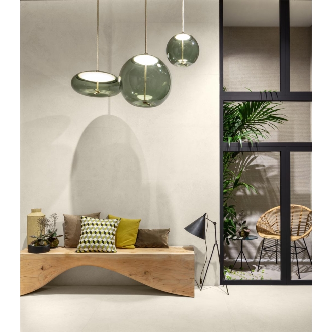 Fliese Sant Agostino Silkystone in der Farbe Light verlegt hinter einer Holzbank