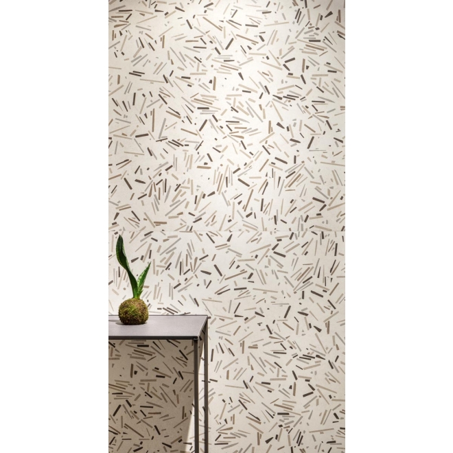 Decor Sant Agostino Silkystone in der Farbe Light verlegt hinter einer Kommode