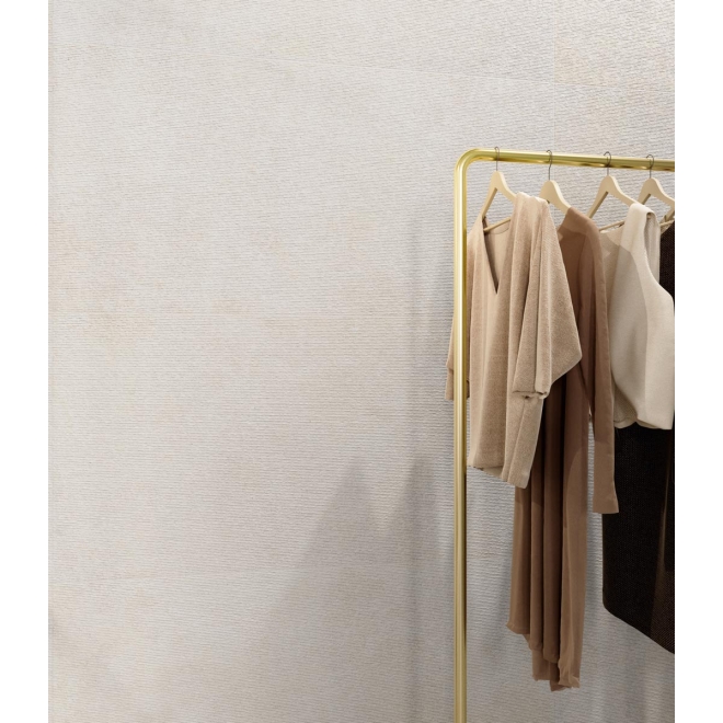 Dekor Sant Agostino Silkystone in der Farbe Light verlegt hinter einer Kleiderstange