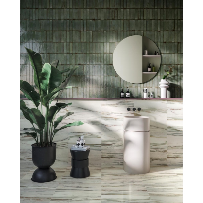 Fliese Sant Agostino Star in der Farbe Marble Emerald verlegt in einem Badezimmer