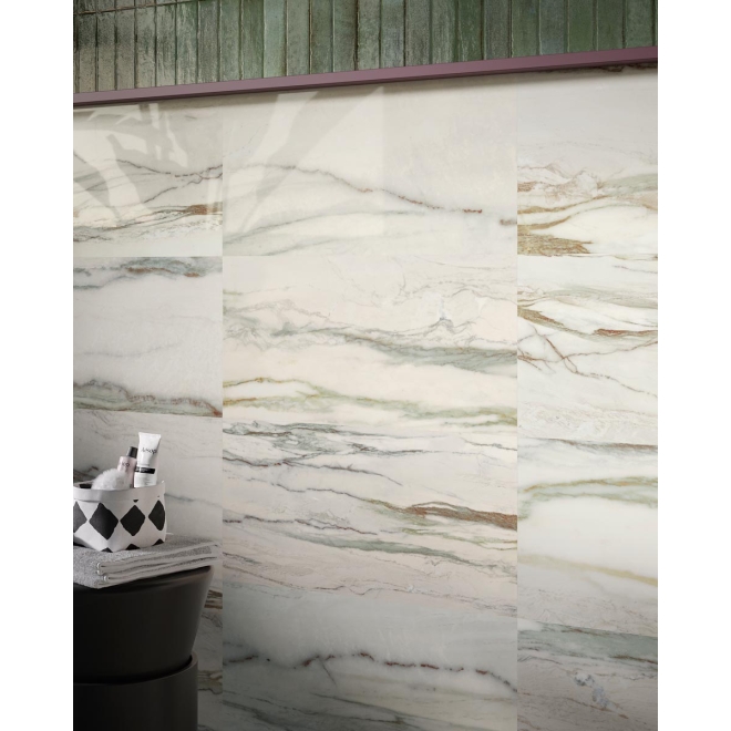 Fliese Sant Agostino Star in der Farbe Marble Emerald verlegt hinter einem Hocker