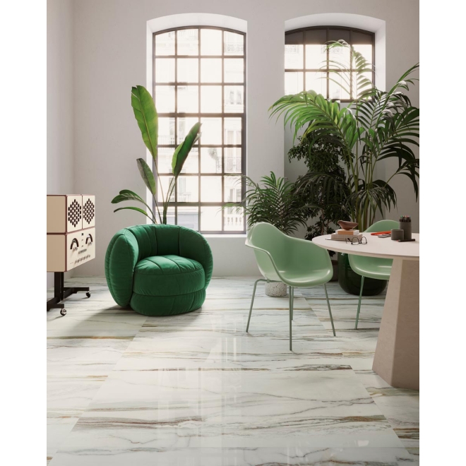 Fliese Sant Agostino Star in der Farbe Marble Emerald verlegt in einem Wohnzimmer
