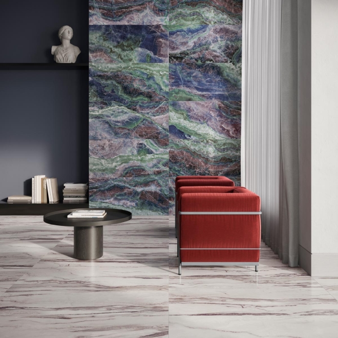 Fliese Sant Agostino Star in der Farbe Marble Purple verlegt unter Sesseln