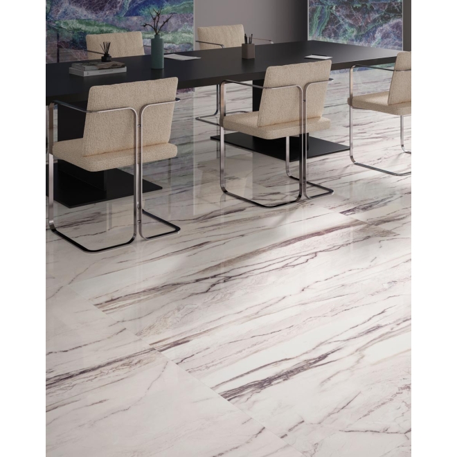 Fliese Sant Agostino Star in der Farbe Marble Purple verlegt unter einem Tisch und Stühlen