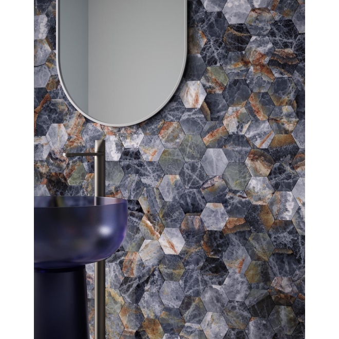 Mosaik Sant Agostino Star in der Farbe Onyx Indigo verlegt hinter einem Waschbecken