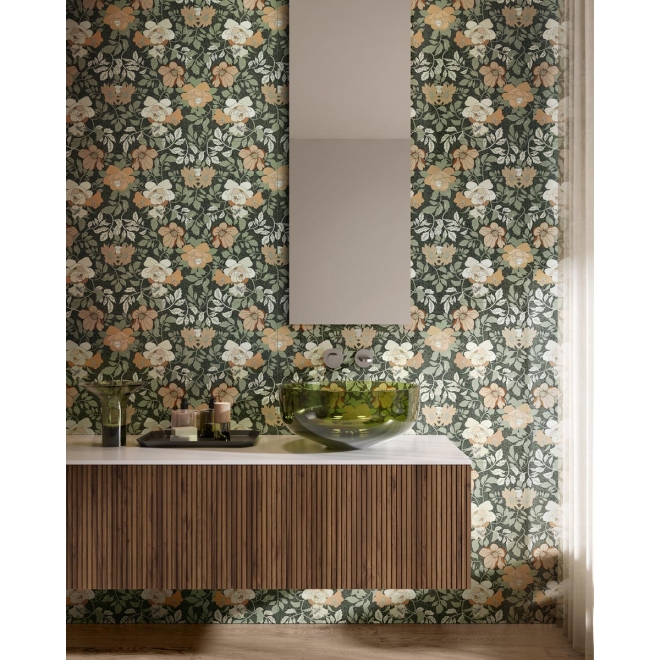 Fliese Sant Agostino Sunwood in der Farbe Jardin 5 verlegt hinter einem Waschbecken