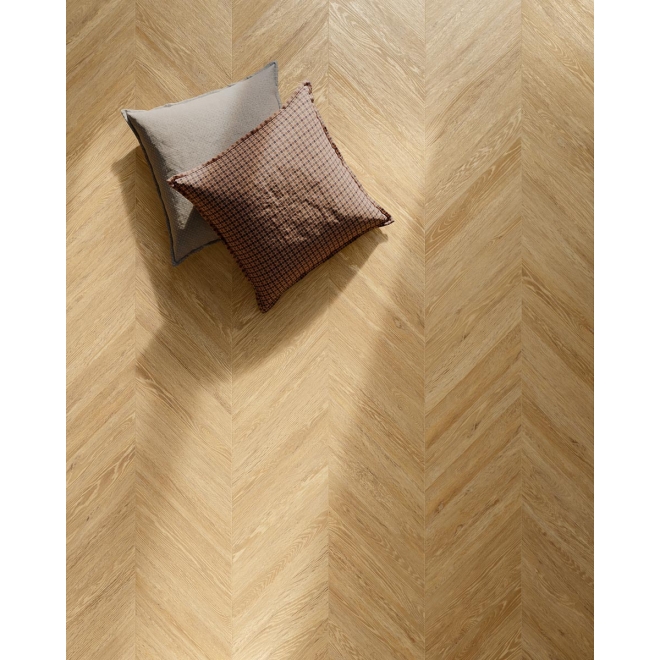 Fliese Sant Agostino Sunwood in der Farbe Honey verlegt unter zwei Kissen