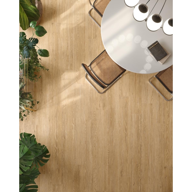 Fliese Sant Agostino Sunwood in der Farbe Natural verlegt unter einem Tisch mit Stühlen