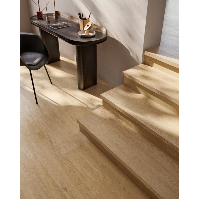 Fliese Sant Agostino Sunwood in der Farbe Natural verlegt auf einer Treppe