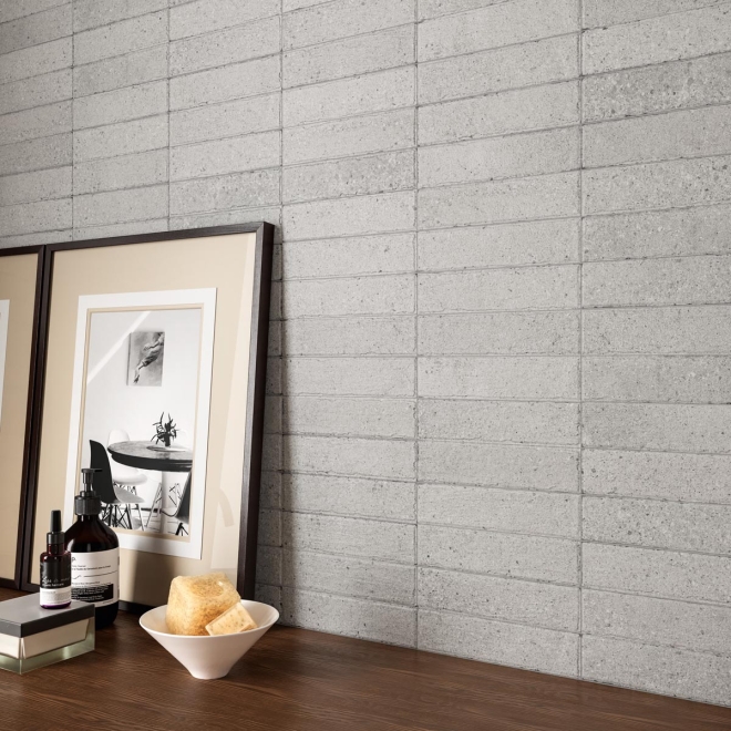 Dekor Sant Agostino Tetris in der Farbe Block Pearl verlegt hinter einem Bild