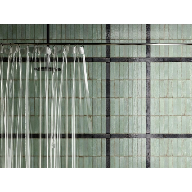 Dekor Sant Agostino Tetris in der Farbe Breeze verlegt hinter in einer Dusche