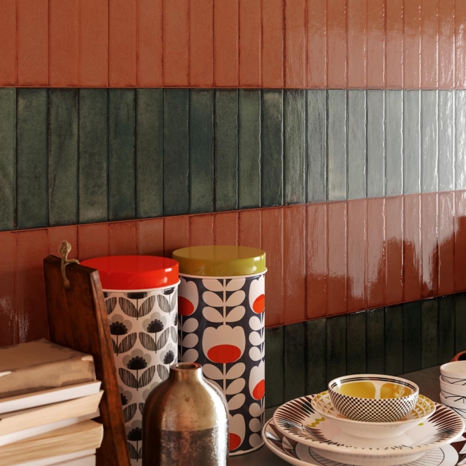 Dekor Sant Agostino Tetris in der Farbe Forest verlegt hinter einem Küchenregal