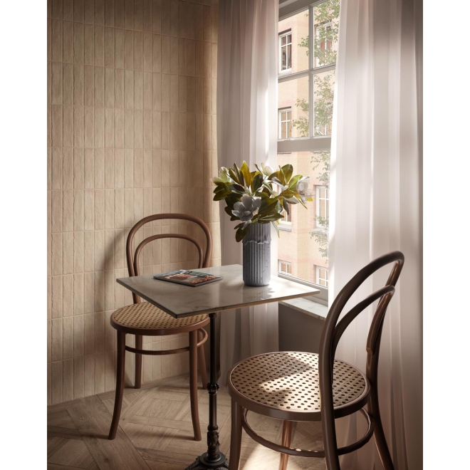 Dekor Sant Agostino Tetris in der Farbe Ecru verlegt in einem Wohnzimmer