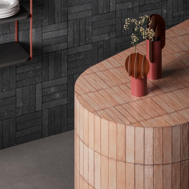 Dekor Sant Agostino Tetris in der Farbe Block Dark verlegt hinter einem Tisch