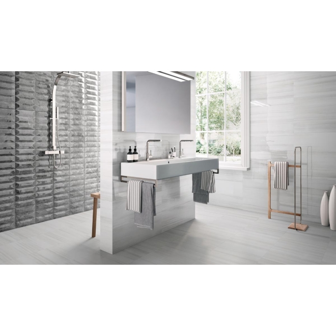 Fliese Sant Agostino Themar in der Farbe Bianco Lasa verlegt in einem Badezimmer