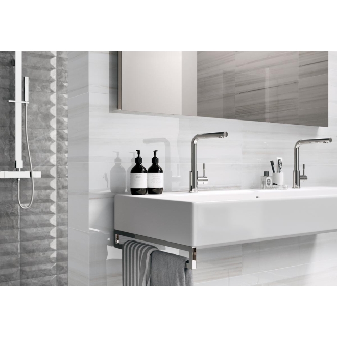 Fliese Sant Agostino Themar in der Farbe Bianco Lasa verlegt hinter einem Waschbecken