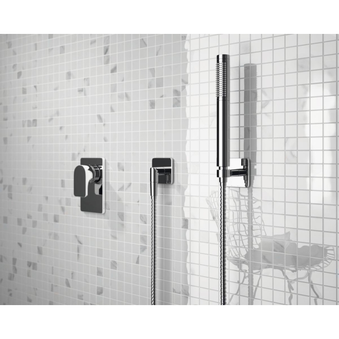 Mosaik Sant Agostino Themar in der Farbe Bianco Lasa verlegt in einer Dusche