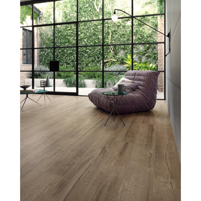Fliese Sant Agostino Timewood in der Farbe Brown verlegt unter einem Sessel