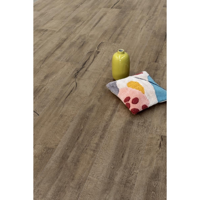 Fliese Sant Agostino Timewood in der Farbe Brown verlegt unter einem Kissen und einer Vase