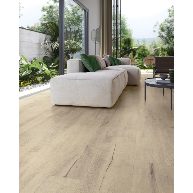 Fliese Sant Agostino Timewood in der Farbe Honey verlegt unter einem Sofa