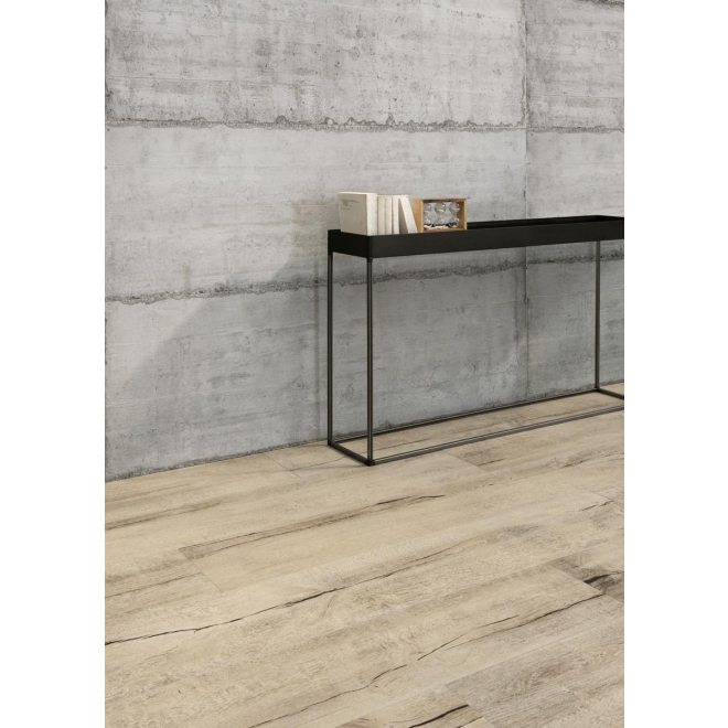 Fliese Sant Agostino Timewood in der Farbe Honey verlegt unter einer Kommode