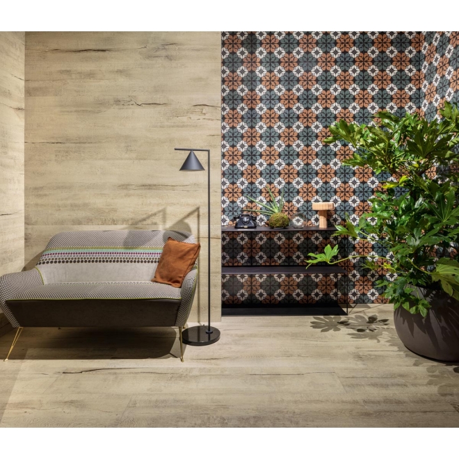 Fliese Sant Agostino Timewood in der Farbe Honey verlegt in einem Wohnzimmer