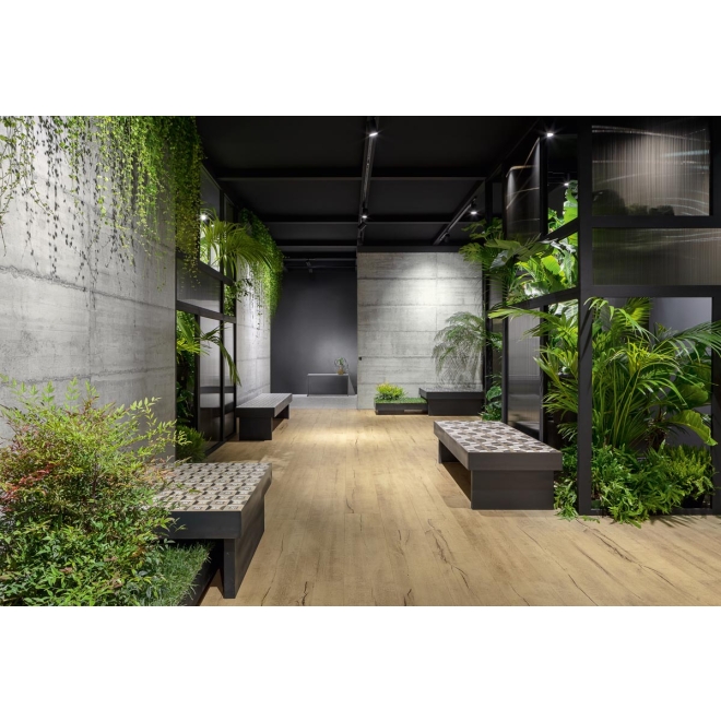 Fliese Sant Agostino Timewood in der Farbe Natural verlegt in einer Botanik-Ausstellung