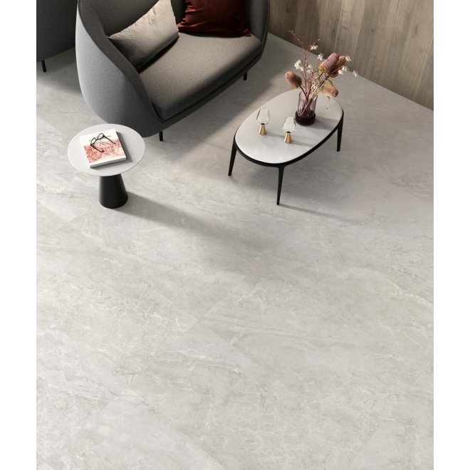 Fliese Sant Agostino Trumarmi in der Farbe Silver verlegt unter einem Sofa