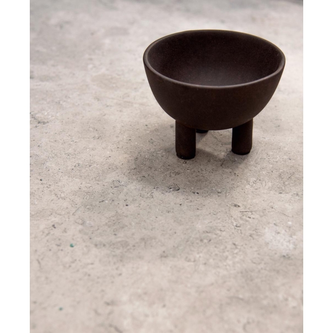 Fliese Sant Agostino Unionstone 2 in der Farbe Cedre Grey verlegt unter einer Schüssel