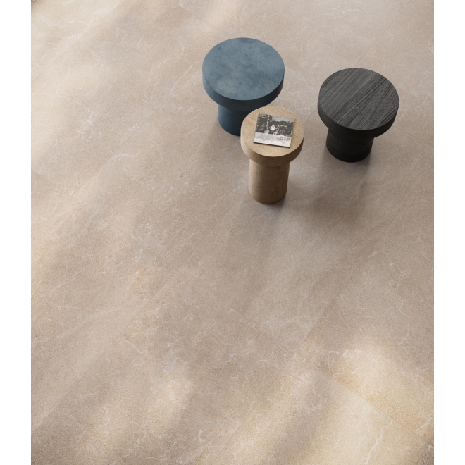 Fliese Sant Agostino Unionstone 2 in der Farbe Oriental Beige verlegt unter drei Holzhockern