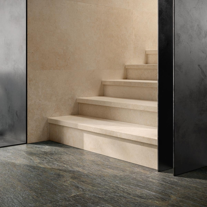 Fliese Sant Agostino Unionstone 2 in der Farbe Serpentino verlegt vor einer Treppe