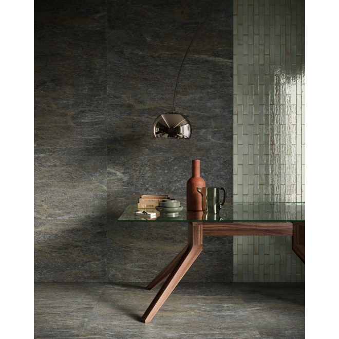 Fliese Sant Agostino Unionstone 2 in der Farbe Serpentino verlegt hinter einem Glastisch