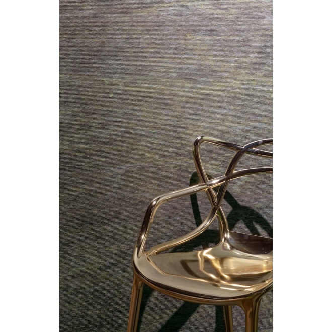 Dekor Sant Agostino Unionstone 2 in der Farbe Serpentino verlegt hinter einem Stuhl