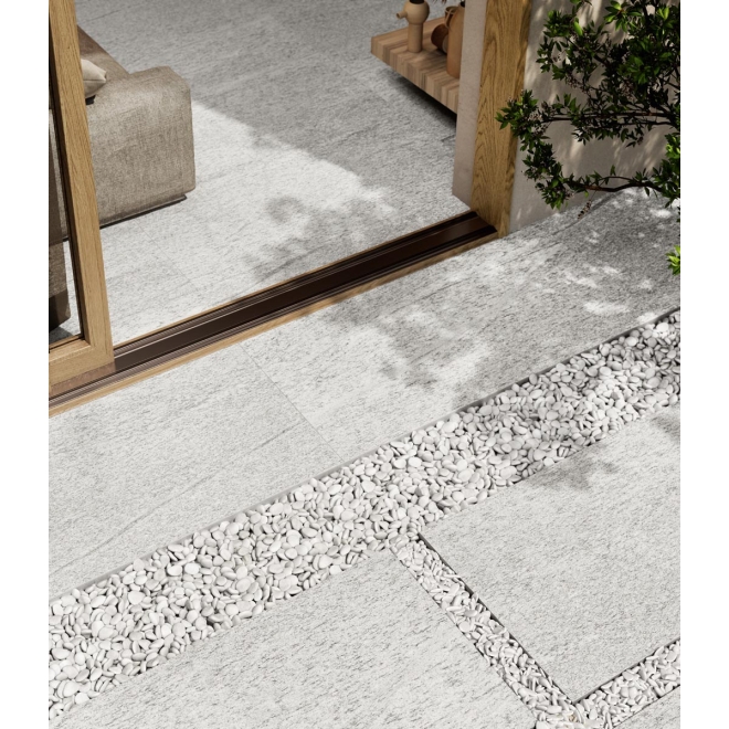 Terrassenplatte Sant Agostino Unionstone in der Farbe Duke White verlegt vor einer Terrassentür