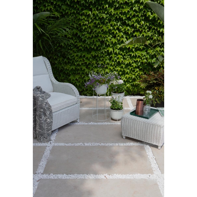 Terrassenplatte Sant Agostino Unionstone in der Farbe Jura Stone verlegt auf einer Terrasse