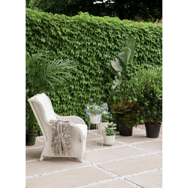 Terrassenplatte Sant Agostino Unionstone in der Farbe Jura Stone verlegt auf einer Terrasse