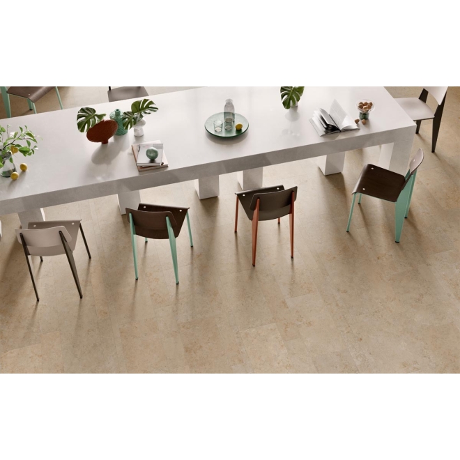 Fliese Sant Agostino Unionstone in der Farbe Jura Stone verlegt unter einem Esstisch