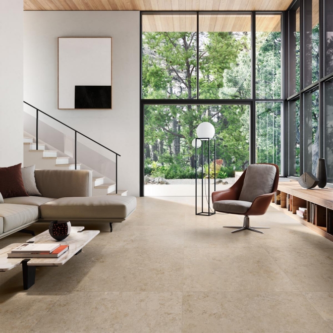 Fliese Sant Agostino Unionstone in der Farbe Jura Stone verlegt in einem Wohnzimmer