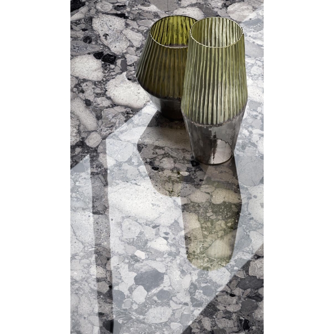 Fliese Sant Agostino Venistone in der Farbe Dark verlegt unter zwei Vasen