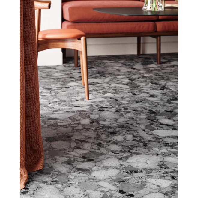 Fliese Sant Agostino Venistone in der Farbe Dark verlegt unter einem Stuhl