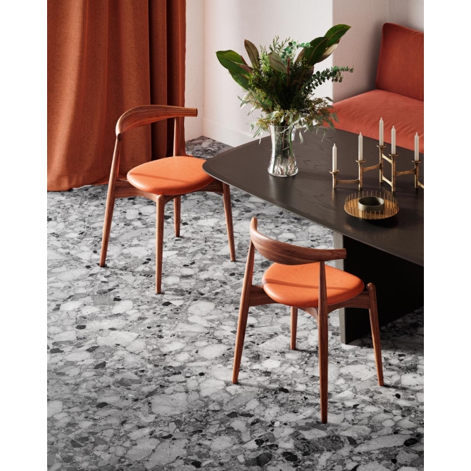 Fliese Sant Agostino Venistone in der Farbe Dark verlegt unter Stühlen