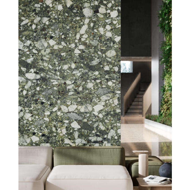 Fliese Sant Agostino Venistone in der Farbe Emerald verlegt hinter einem Sofa