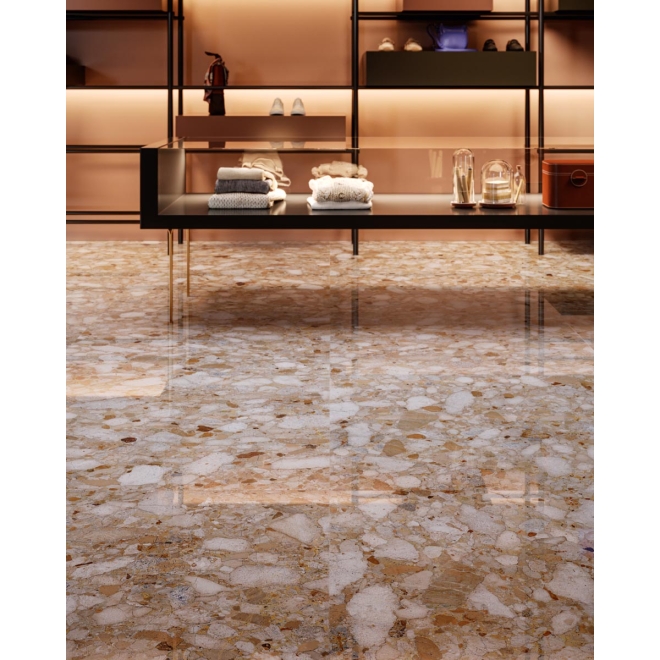 Fliese Sant Agostino Venistone in der Farbe Gold verlegt unter einem Austellungstisch