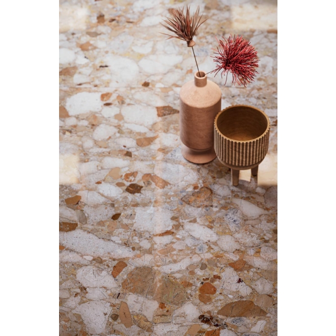 Fliese Sant Agostino Venistone in der Farbe Gold verlegt unter Dekorationen