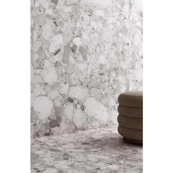 Fliese Sant Agostino Venistone in der Farbe Grey verlegt hinter einem Stuhl